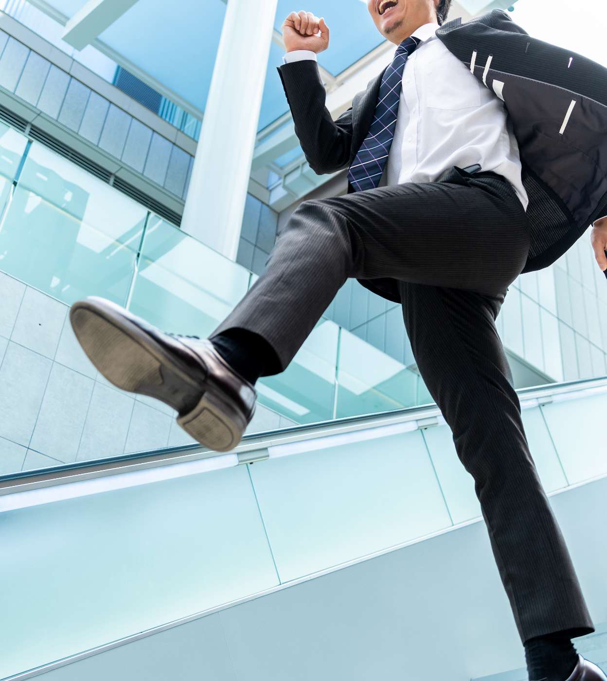 スキップする人の写真